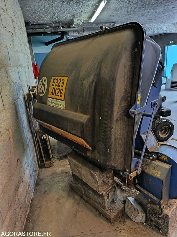 Bac de ramassage ISEKI - معدات الحدائق: صورة 3 Bac de ramassage ISEKI - معدات الحدائق: صورة 3