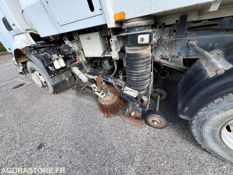 CAMION BALAYEUSE - RENAULT SCARAB MAJOR - 2004 - سياره كنس شوارع: صورة 4 CAMION BALAYEUSE - RENAULT SCARAB MAJOR - 2004 - سياره كنس شوارع: صورة 4