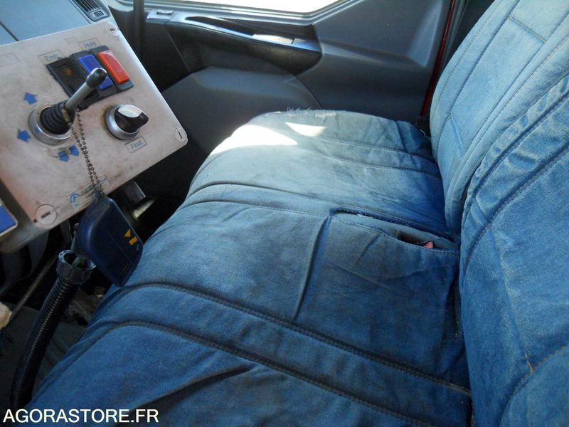 CAMION PORTEUR RENAULT BEN-AMO + GRUE AUXILIARE 82807 kms 2004 - وحدة جر: صورة 4 CAMION PORTEUR RENAULT BEN-AMO + GRUE AUXILIARE 82807 kms 2004 - وحدة جر: صورة 4