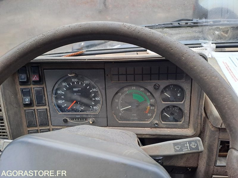 CAMIONNETTTE PLATEAU IVECO DAILY Haras de Pompadour (19) - قلاب صغير: صورة 4 CAMIONNETTTE PLATEAU IVECO DAILY Haras de Pompadour (19) - قلاب صغير: صورة 4