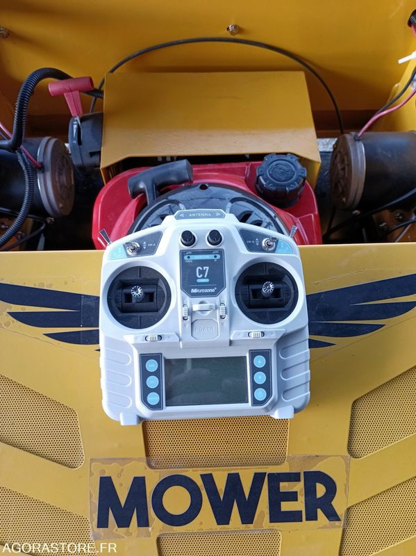 Debroussailleuse radiocommandée - معدات الحدائق: صورة 4 Debroussailleuse radiocommandée - معدات الحدائق: صورة 4