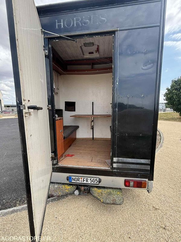 Fourgon FORD - Transport de 2 Chevaux - 2004 - 137 510 KM - فان: صورة 4 Fourgon FORD - Transport de 2 Chevaux - 2004 - 137 510 KM - فان: صورة 4