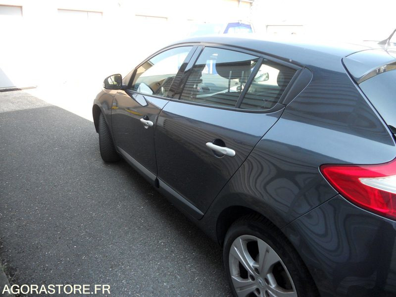 LOT 7 SLT - RENAULT MEGANE - سيارة: صورة 4 LOT 7 SLT - RENAULT MEGANE - سيارة: صورة 4