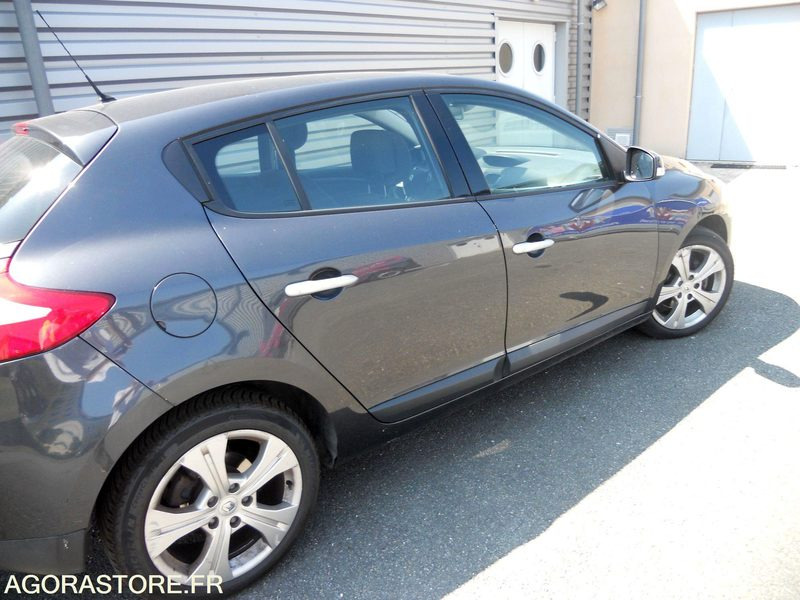 LOT 7 SLT - RENAULT MEGANE - سيارة: صورة 2 LOT 7 SLT - RENAULT MEGANE - سيارة: صورة 2