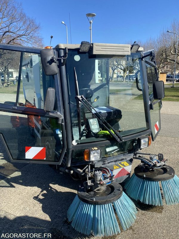 LOT DE DEUX BALAYEUSE SCHMIDT SWINGO 2001 ET 2003 + UNE BALAYEUSE BOSCHUNG 2001 - سياره كنس شوارع: صورة 2 LOT DE DEUX BALAYEUSE SCHMIDT SWINGO 2001 ET 2003 + UNE BALAYEUSE BOSCHUNG 2001 - سياره كنس شوارع: صورة 2
