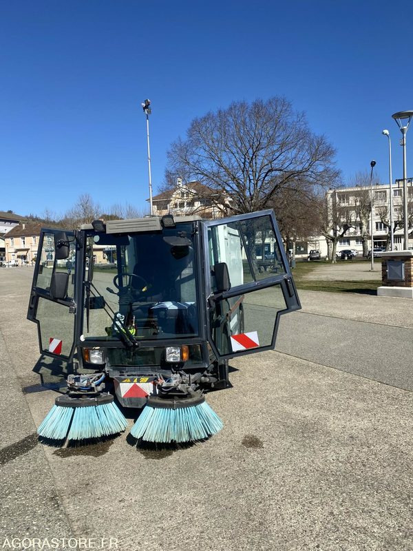 LOT DE DEUX BALAYEUSE SCHMIDT SWINGO 2001 ET 2003 + UNE BALAYEUSE BOSCHUNG 2001 - سياره كنس شوارع: صورة 5 LOT DE DEUX BALAYEUSE SCHMIDT SWINGO 2001 ET 2003 + UNE BALAYEUSE BOSCHUNG 2001 - سياره كنس شوارع: صورة 5