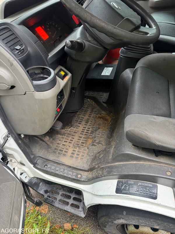 Nacelle Nissan CABSTAR - 2014 - 98 000kms - قلاب صغير: صورة 3 Nacelle Nissan CABSTAR - 2014 - 98 000kms - قلاب صغير: صورة 3