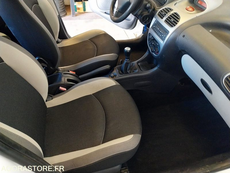 سيارة PEUGEOT 206 101700kms - 2005: صورة 6