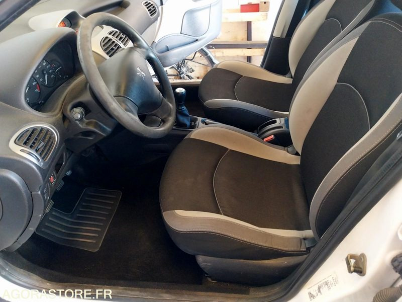 سيارة PEUGEOT 206 101700kms - 2005: صورة 7