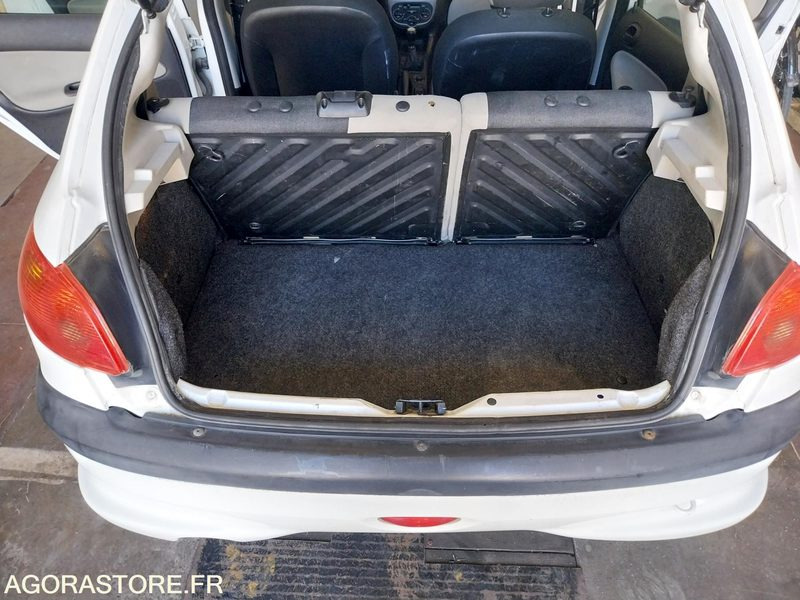 PEUGEOT 206 101700kms - 2005 - سيارة: صورة 4 PEUGEOT 206 101700kms - 2005 - سيارة: صورة 4