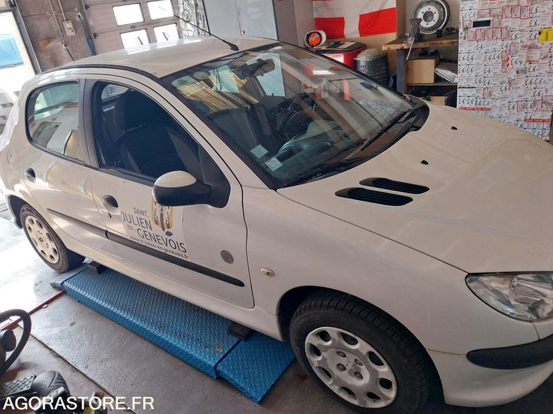 PEUGEOT 206 111000 kms - 2005 - سيارة: صورة 2 PEUGEOT 206 111000 kms - 2005 - سيارة: صورة 2