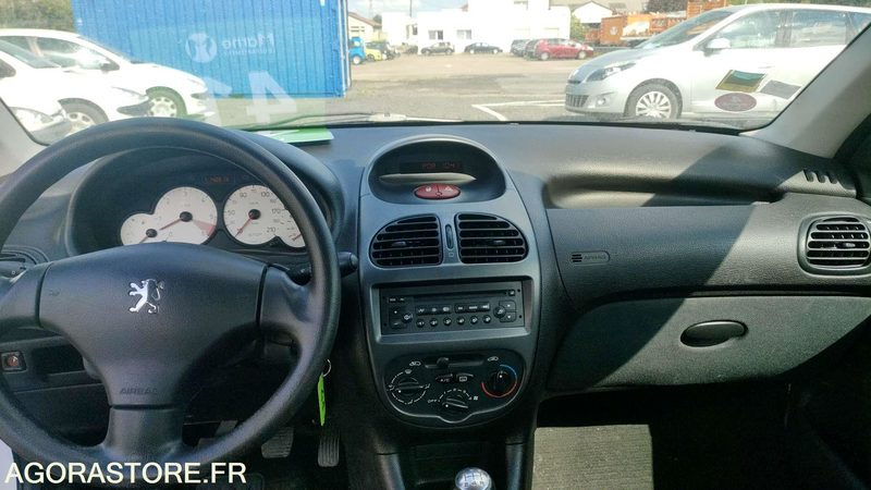PEUGEOT 206 - 2005 - 142613kms - سيارة: صورة 5 PEUGEOT 206 - 2005 - 142613kms - سيارة: صورة 5