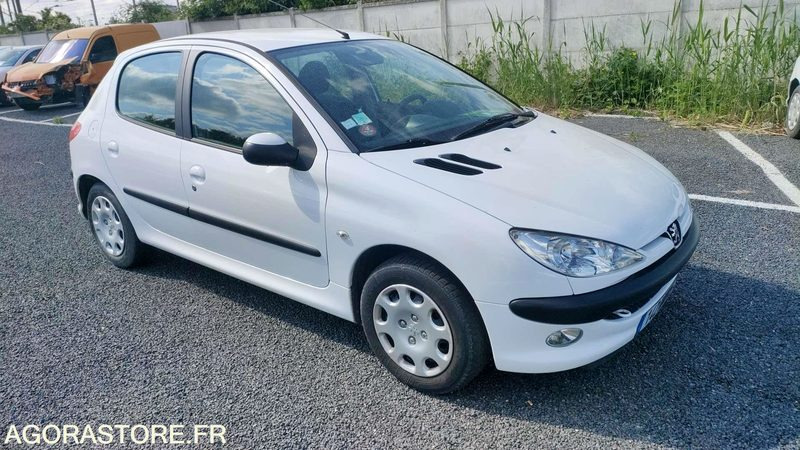 PEUGEOT 206 - 2005 - 142613kms - سيارة: صورة 3 PEUGEOT 206 - 2005 - 142613kms - سيارة: صورة 3