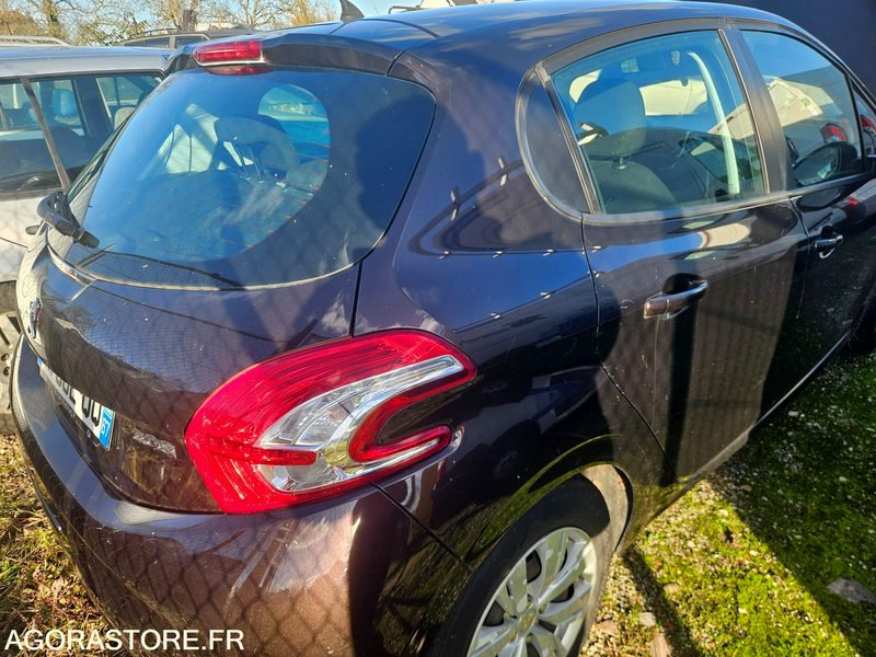PEUGEOT 208 1.2 PURETECH 82CV - سيارة: صورة 4 PEUGEOT 208 1.2 PURETECH 82CV - سيارة: صورة 4