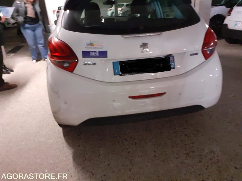 Peugeot 208 - 2015 - 210947kms - سيارة: صورة 2 Peugeot 208 - 2015 - 210947kms - سيارة: صورة 2