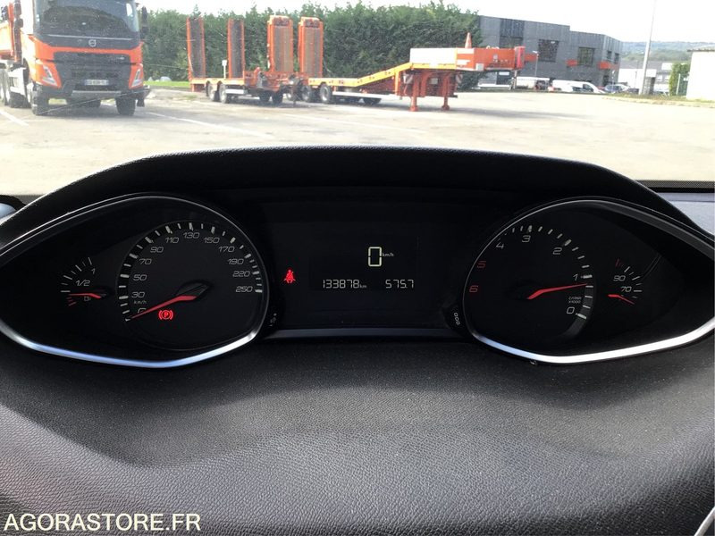 Peugeot 308 - 2014 - 133878kms - (P0403313) - سيارة: صورة 4 Peugeot 308 - 2014 - 133878kms - (P0403313) - سيارة: صورة 4