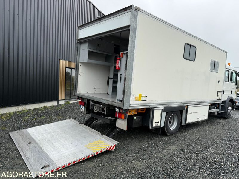 Porteur MAN TGM 15.250 cabine 7 places caisson base vie atelier hayon - 20500KM- - شاحنة: صورة 3 Porteur MAN TGM 15.250 cabine 7 places caisson base vie atelier hayon - 20500KM- - شاحنة: صورة 3
