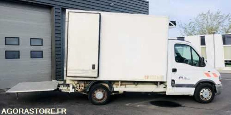 Renault Master Frigorifique 3T5 - 245575km - 2002 - شاحنة مُبرّدة للتوصيل: صورة 4 Renault Master Frigorifique 3T5 - 245575km - 2002 - شاحنة مُبرّدة للتوصيل: صورة 4