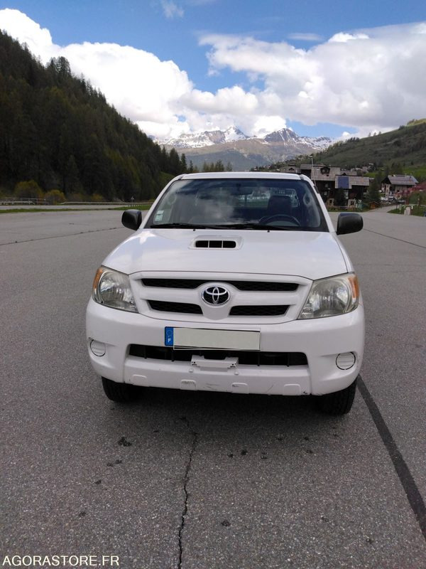 TOYOTA HILUX - قلاب صغير: صورة 1 TOYOTA HILUX - قلاب صغير: صورة 1