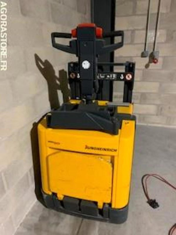 Transpalette électrique sur batteries déchargées. JUNGHEINRICH - شاحنة باليت: صورة 1 Transpalette électrique sur batteries déchargées. JUNGHEINRICH - شاحنة باليت: صورة 1