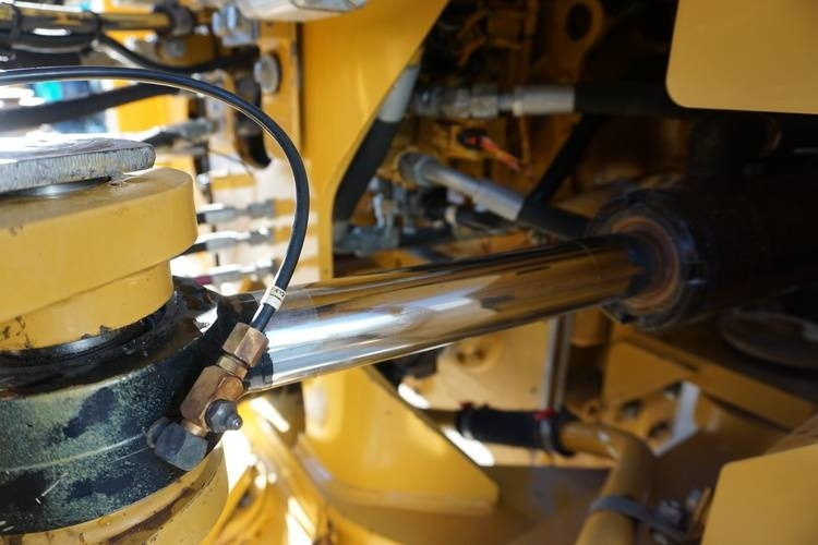 اللودر بعجل CAT 966K: صورة 17