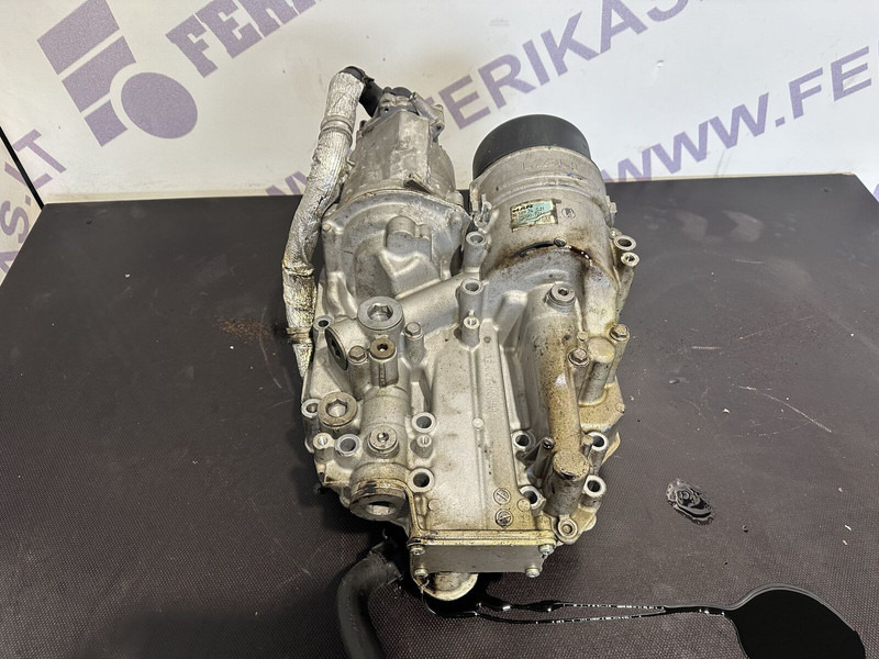 MAN oil filter housing with coolant - المحرك و قطع الغيار - شاحنة: صورة 2 MAN oil filter housing with coolant - المحرك و قطع الغيار - شاحنة: صورة 2