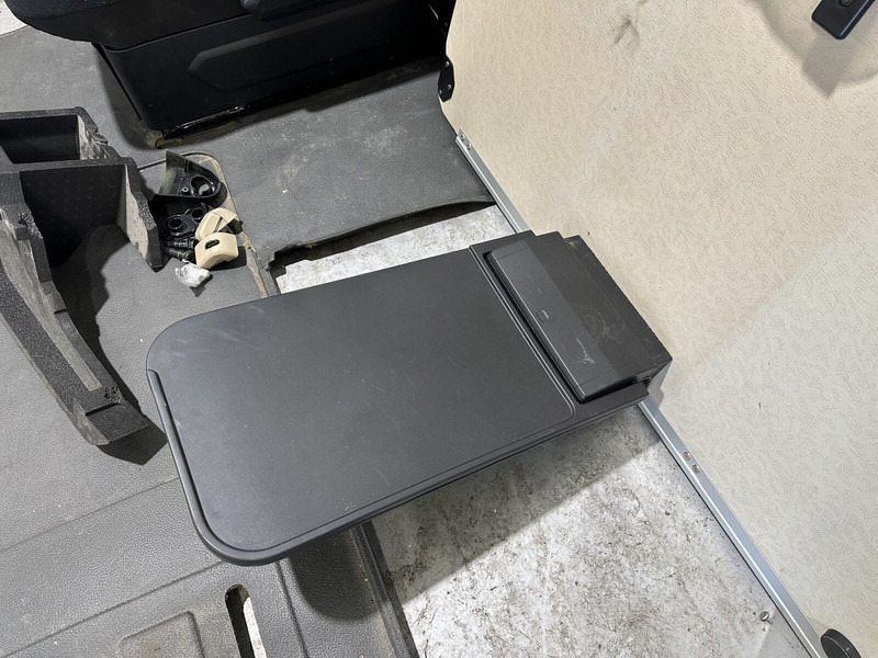 Mercedes-Benz passenger seat with lower bunk and table - مقعد - شاحنة: صورة 4 Mercedes-Benz passenger seat with lower bunk and table - مقعد - شاحنة: صورة 4