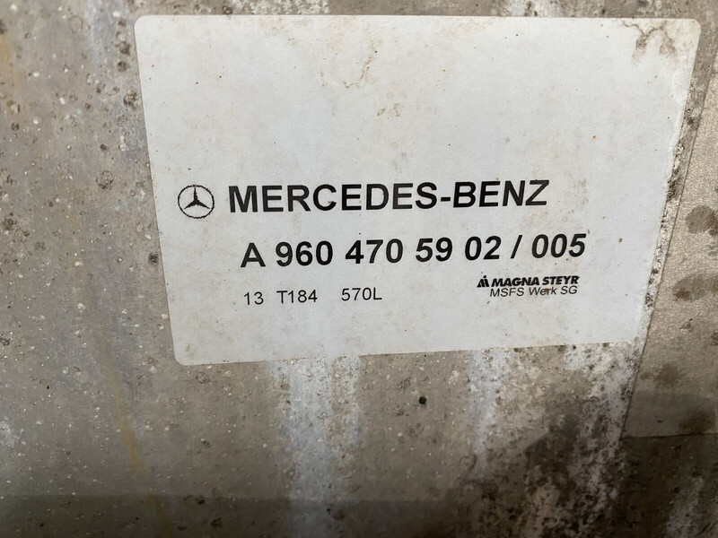 Mercedes-Benz with brackets - خزان الوقود - شاحنة: صورة 5 Mercedes-Benz with brackets - خزان الوقود - شاحنة: صورة 5