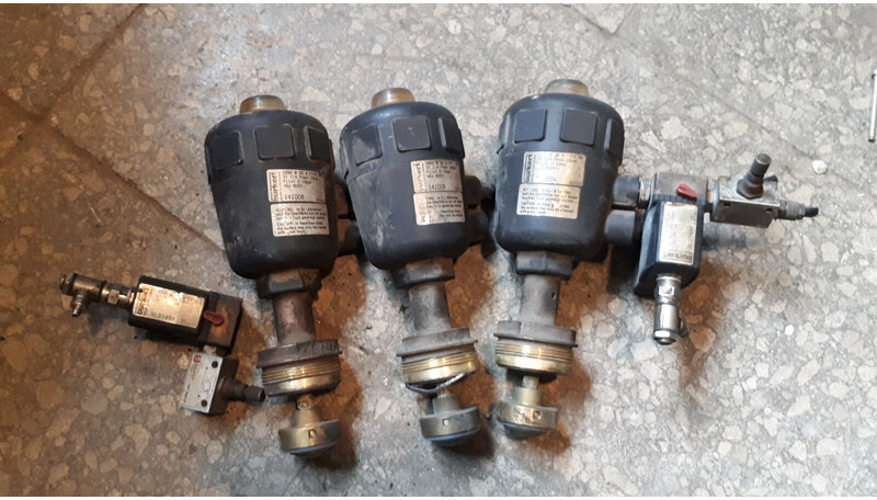 Scania B12 - تسخير/ تجميع الكابلات: صورة 3 Scania B12 - تسخير/ تجميع الكابلات: صورة 3