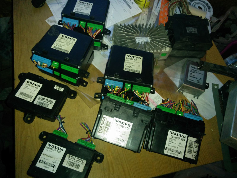 Volvo 20503188-P04.3195082-2 R03 - وحدة تحكم الكتروني: صورة 1 Volvo 20503188-P04.3195082-2 R03 - وحدة تحكم الكتروني: صورة 1