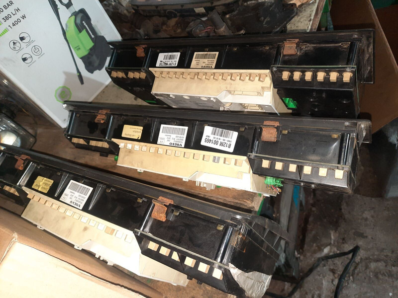 Volvo 70361832-1 . 70361831. 70329201-2 .22205475-P03. 70392912-P01/ - لوحة القيادة: صورة 3 Volvo 70361832-1 . 70361831. 70329201-2 .22205475-P03. 70392912-P01/ - لوحة القيادة: صورة 3