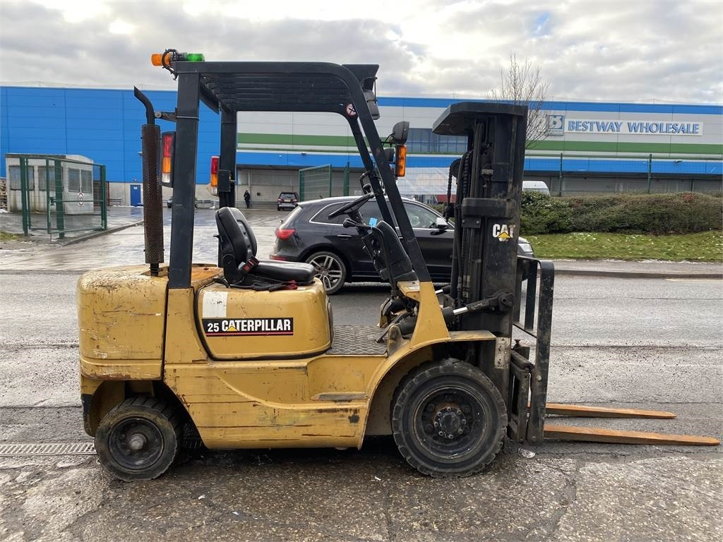 CAT DP25K - رافعة شوكية ديزل: صورة 2 CAT DP25K - رافعة شوكية ديزل: صورة 2