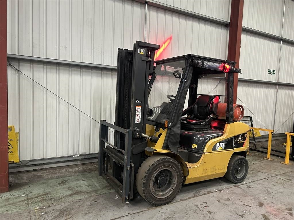 CAT GP35NT - رافعة شوكية تعمل بالغاز: صورة 2 CAT GP35NT - رافعة شوكية تعمل بالغاز: صورة 2