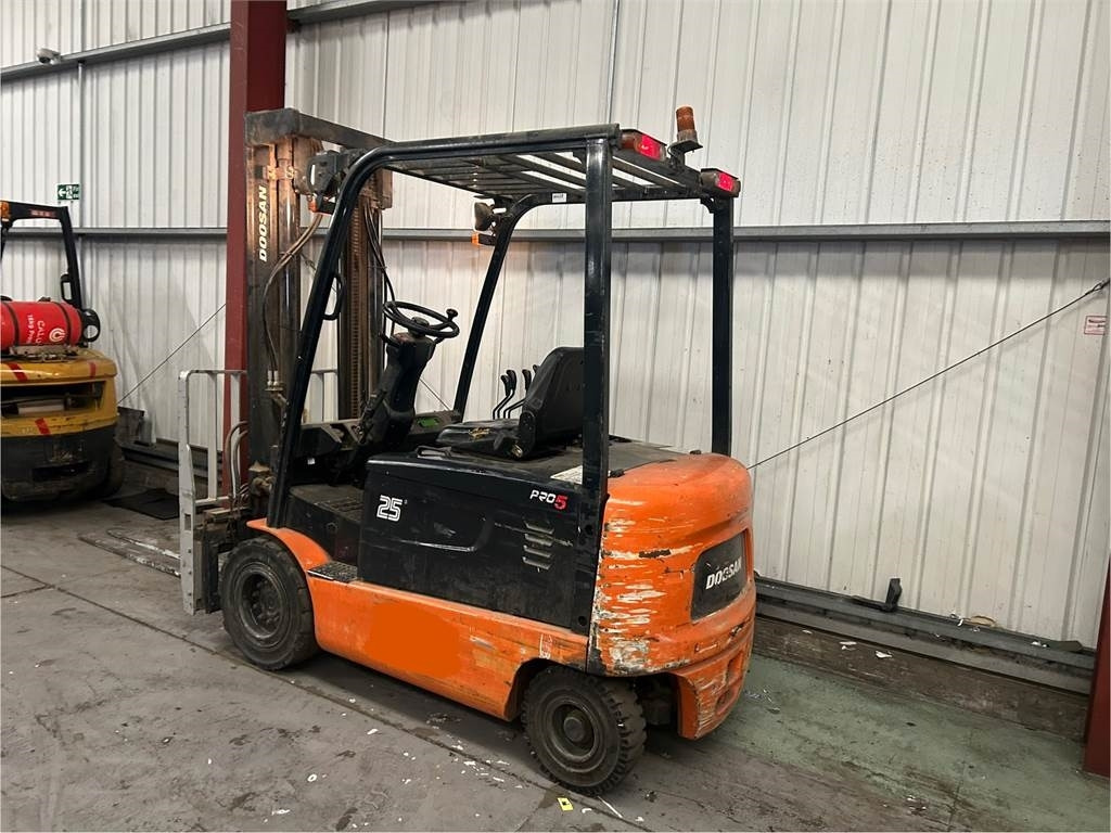Doosan B25X-5 - رافعة شوكية كهربائية: صورة 3 Doosan B25X-5 - رافعة شوكية كهربائية: صورة 3