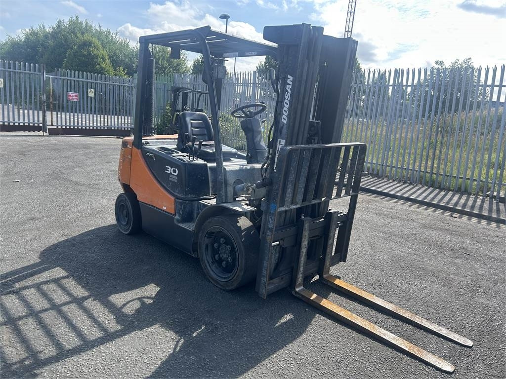 Doosan D30S-5 - رافعة شوكية ديزل: صورة 3 Doosan D30S-5 - رافعة شوكية ديزل: صورة 3