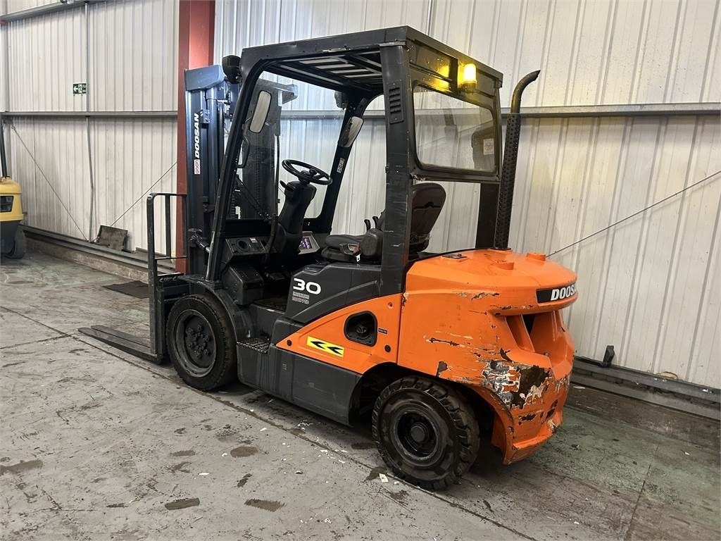 Doosan D30S-5 - رافعة شوكية ديزل: صورة 3 Doosan D30S-5 - رافعة شوكية ديزل: صورة 3