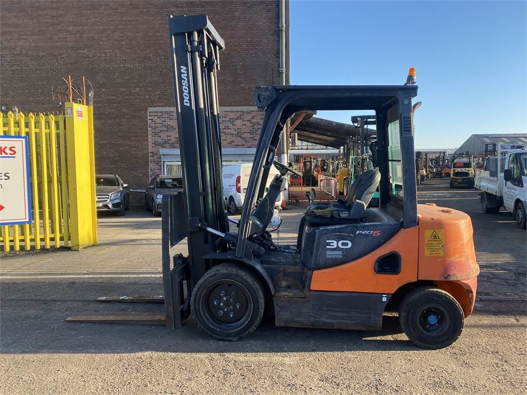 Doosan D30S-5 - رافعة شوكية ديزل: صورة 1 Doosan D30S-5 - رافعة شوكية ديزل: صورة 1
