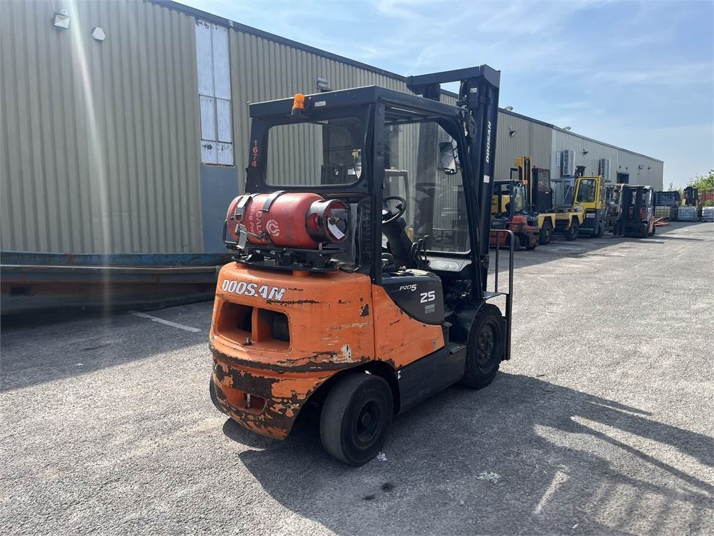 Doosan G25E-5 - رافعة شوكية تعمل بالغاز: صورة 3 Doosan G25E-5 - رافعة شوكية تعمل بالغاز: صورة 3