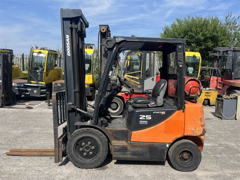 Doosan G25E-5 - رافعة شوكية تعمل بالغاز: صورة 1 Doosan G25E-5 - رافعة شوكية تعمل بالغاز: صورة 1