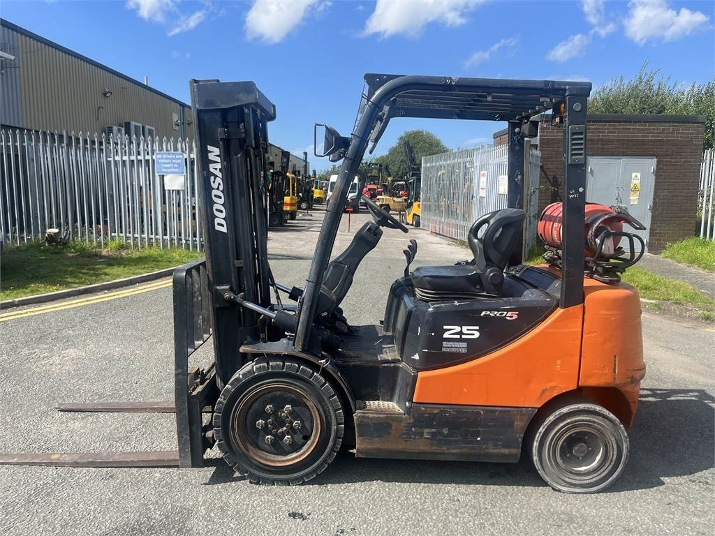 Doosan G25P-5 - رافعة شوكية تعمل بالغاز: صورة 1 Doosan G25P-5 - رافعة شوكية تعمل بالغاز: صورة 1