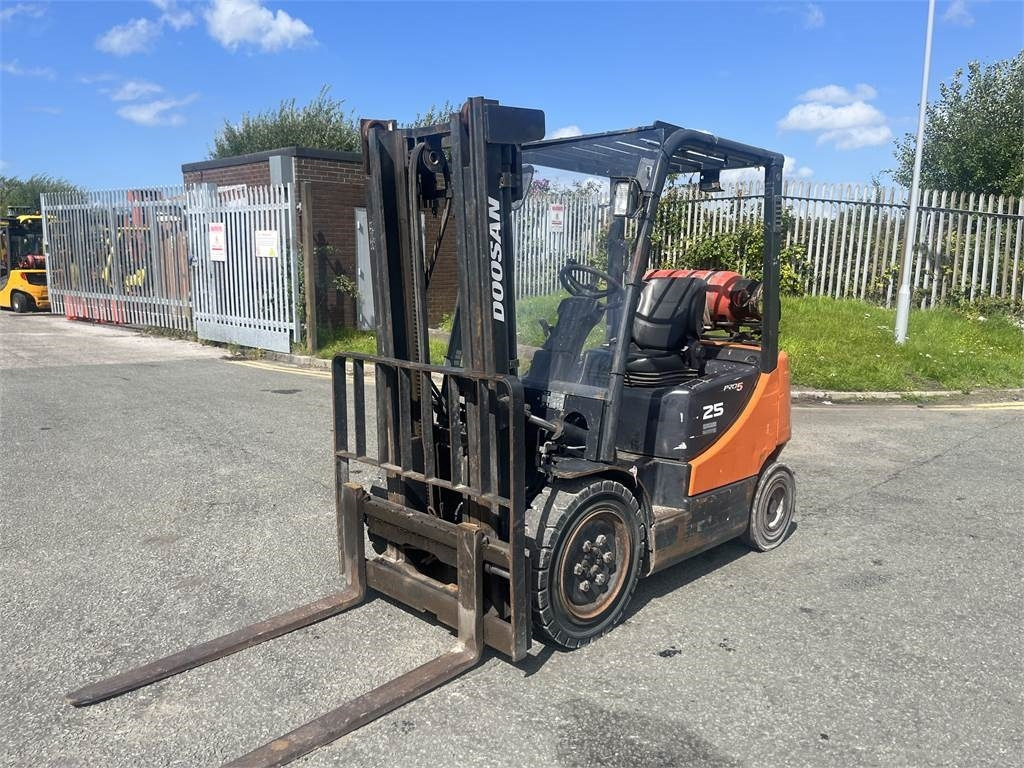 Doosan G25P-5 - رافعة شوكية تعمل بالغاز: صورة 2 Doosan G25P-5 - رافعة شوكية تعمل بالغاز: صورة 2