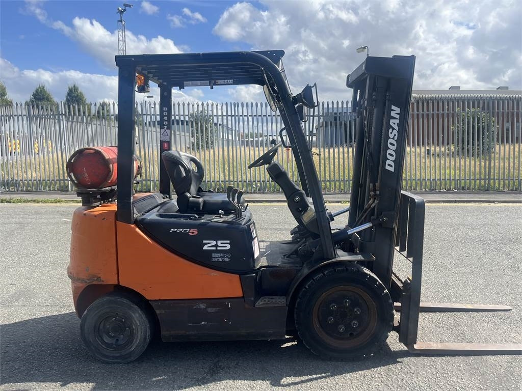 Doosan G25P-5 - رافعة شوكية تعمل بالغاز: صورة 4 Doosan G25P-5 - رافعة شوكية تعمل بالغاز: صورة 4
