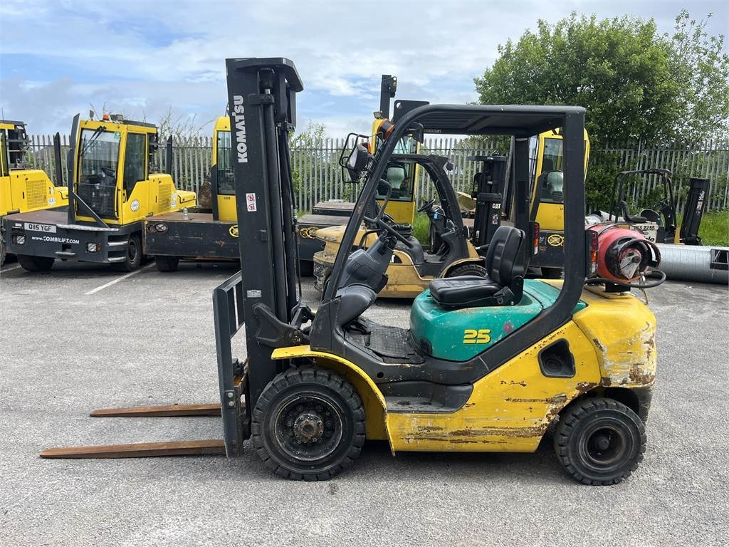 Komatsu FG25HT-16R - رافعة شوكية تعمل بالغاز: صورة 1 Komatsu FG25HT-16R - رافعة شوكية تعمل بالغاز: صورة 1