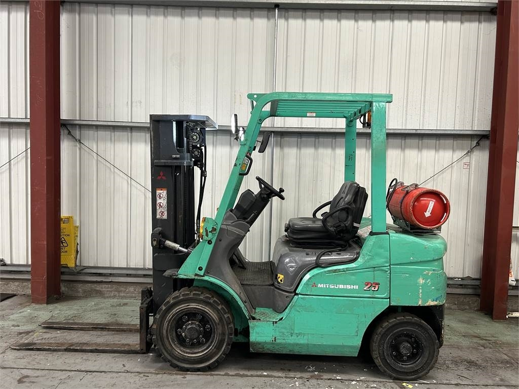 Mitsubishi FG25NT - رافعة شوكية تعمل بالغاز: صورة 1 Mitsubishi FG25NT - رافعة شوكية تعمل بالغاز: صورة 1