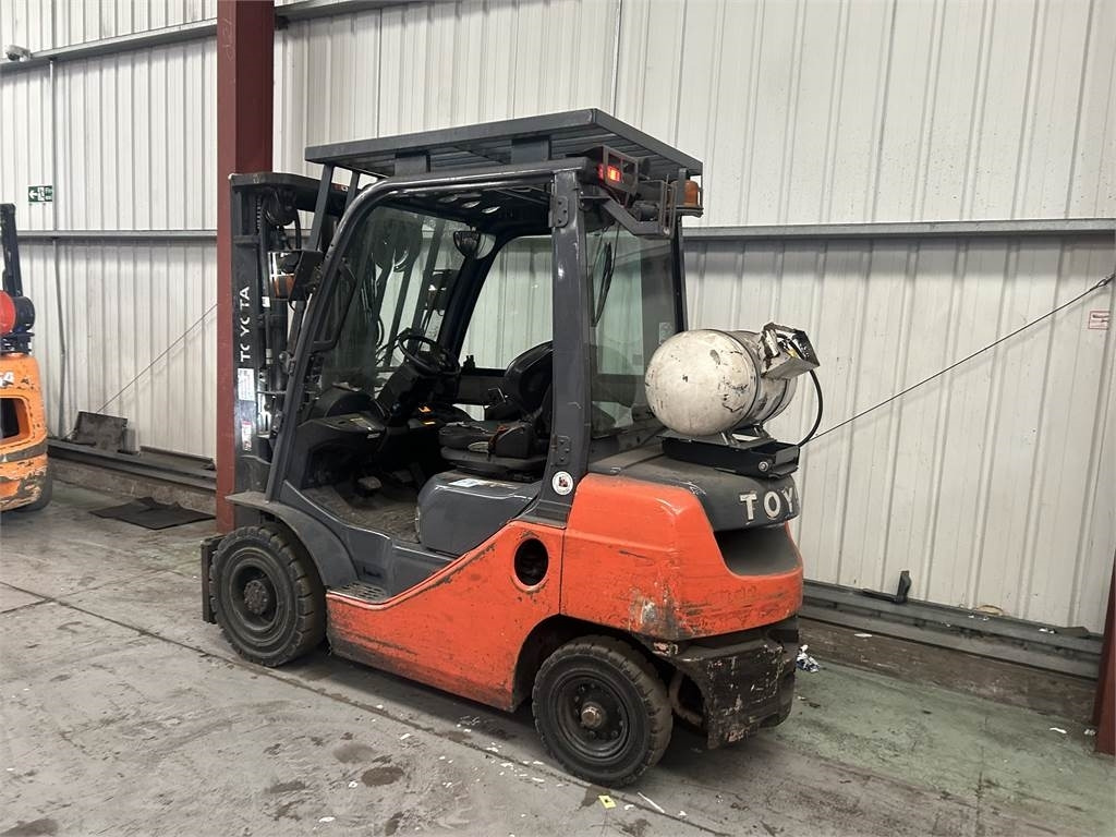 Toyota 02-8FGF25 - رافعة شوكية تعمل بالغاز: صورة 3 Toyota 02-8FGF25 - رافعة شوكية تعمل بالغاز: صورة 3
