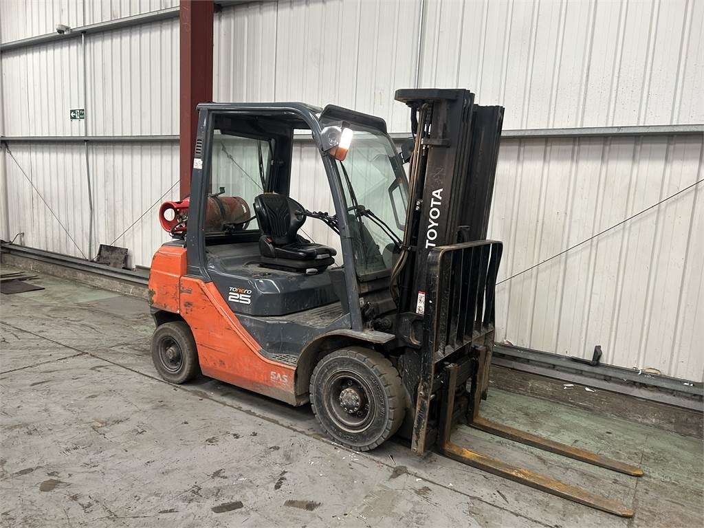 Toyota 02-8FGF25 - رافعة شوكية تعمل بالغاز: صورة 4 Toyota 02-8FGF25 - رافعة شوكية تعمل بالغاز: صورة 4