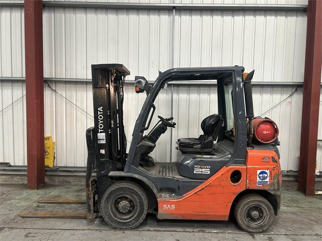 Toyota 02-8FGF25 - رافعة شوكية تعمل بالغاز: صورة 1 Toyota 02-8FGF25 - رافعة شوكية تعمل بالغاز: صورة 1