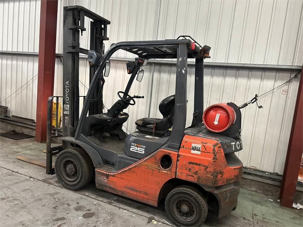 Toyota 02-8FGF25 - رافعة شوكية تعمل بالغاز: صورة 3 Toyota 02-8FGF25 - رافعة شوكية تعمل بالغاز: صورة 3