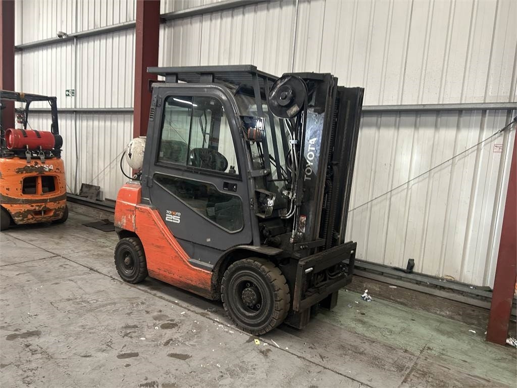 Toyota 02-8FGF25 - رافعة شوكية تعمل بالغاز: صورة 4 Toyota 02-8FGF25 - رافعة شوكية تعمل بالغاز: صورة 4