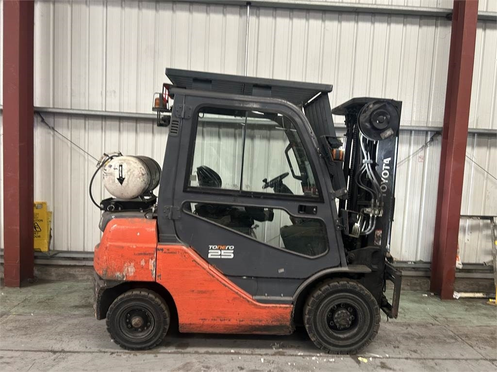 Toyota 02-8FGF25 - رافعة شوكية تعمل بالغاز: صورة 5 Toyota 02-8FGF25 - رافعة شوكية تعمل بالغاز: صورة 5